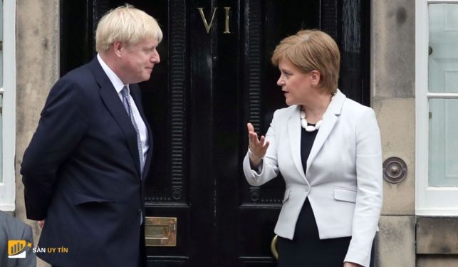 Thủ tướng Anh Johnson tới Scotland để tranh luận chống lại sự tan rã của Vương quốc Anh