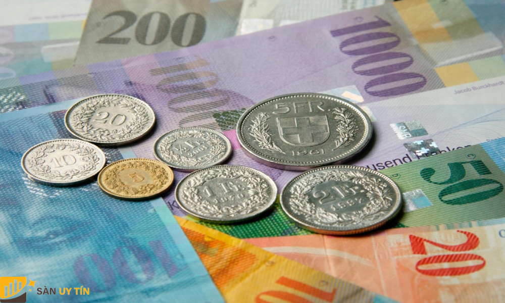 Nếu thị trường xảy ra biến động thấp thì xu hướng của đồng Franc Thụy Sĩ sẽ thường dựa trên chuyển động thị trường của đồng Euro.