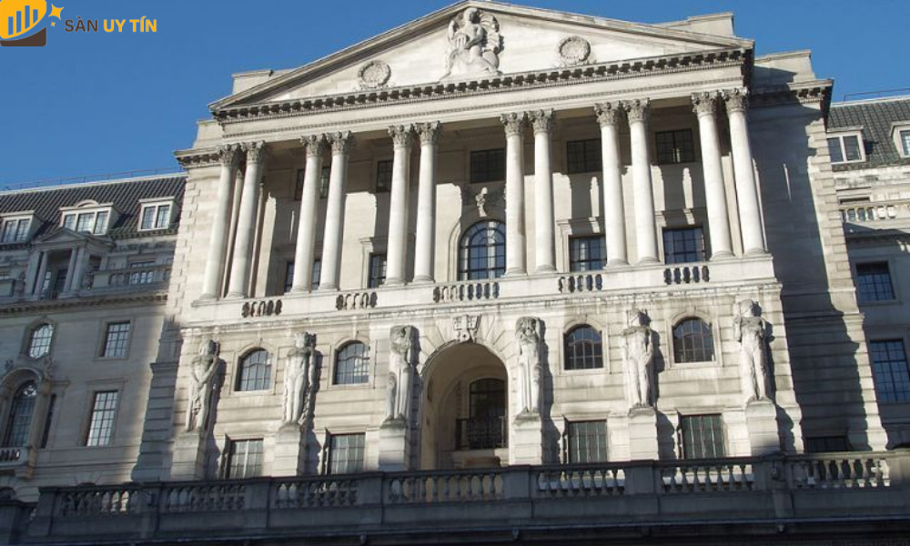 Một ngân hàng thuộc quyền sở hữu của chính phủ Anh và được thành lập từ năm 1694 với tên gọi đầy đủ là The Bank of England.