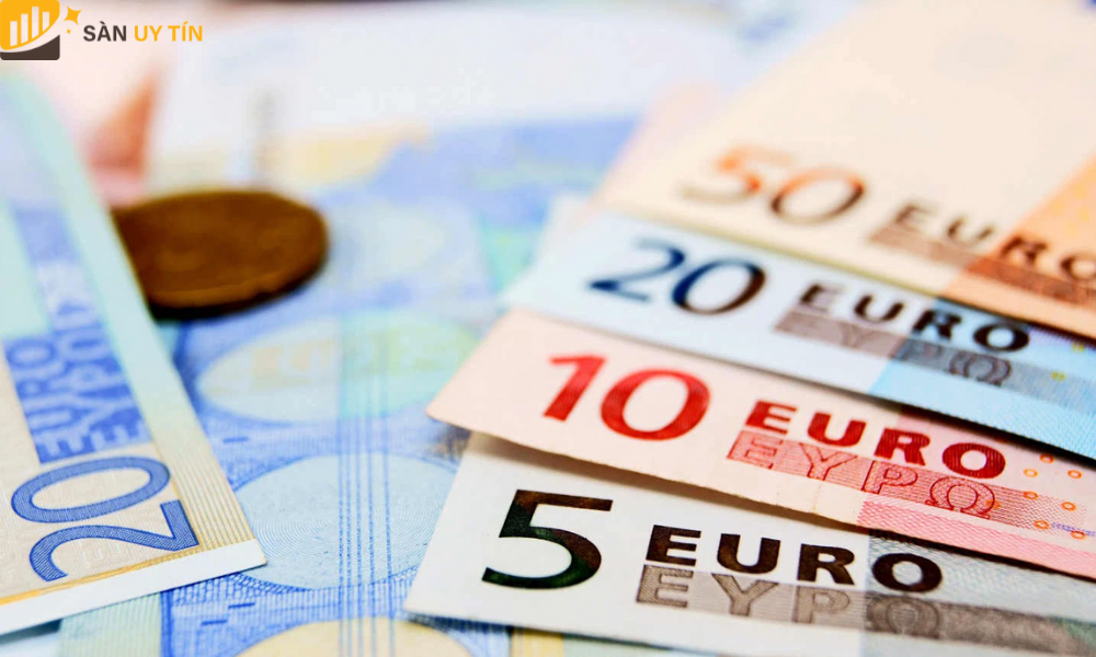 Euro là đồng tiền lưu trữ và được dùng để giao dịch nhiều thứ 2 trên toàn thế giới.