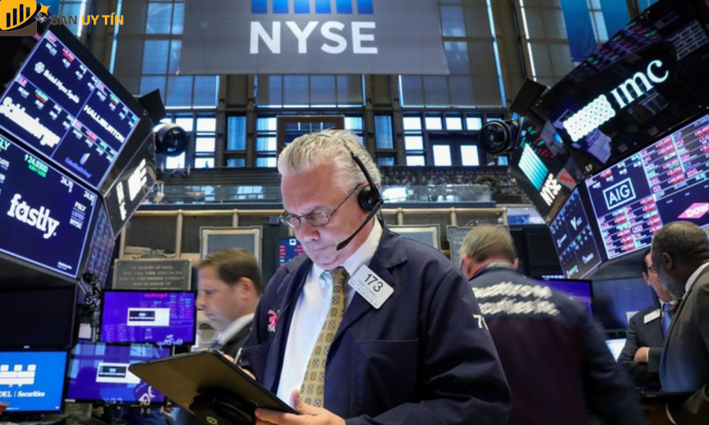 NYSE là sàn chứng khoán Mỹ lớn nhất, với thời gian hoạt động lâu năm trên thị trường, nên broker còn có tên gọi khác là “Big Board”.