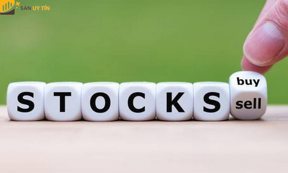 Cổ phiếu cũng là một trong các loại chứng khoán mang tính thanh khoản cao nhất và được phân thành hai loại