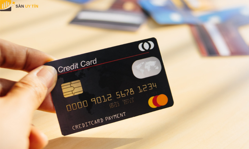 Thẻ ngân hàng hay có tên gọi phổ biến là thẻ ATM cho phép khách hàng được rút tiền, chuyển khoản, thanh toán các hóa đơn Online,..