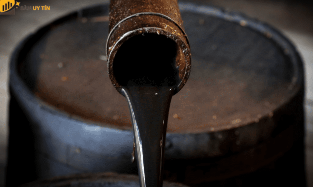 Giá dầu thô tăng vọt do triển vọng nhu cầu tăng, thị trường thắt chặt hậu lệnh cấm vận của Nga