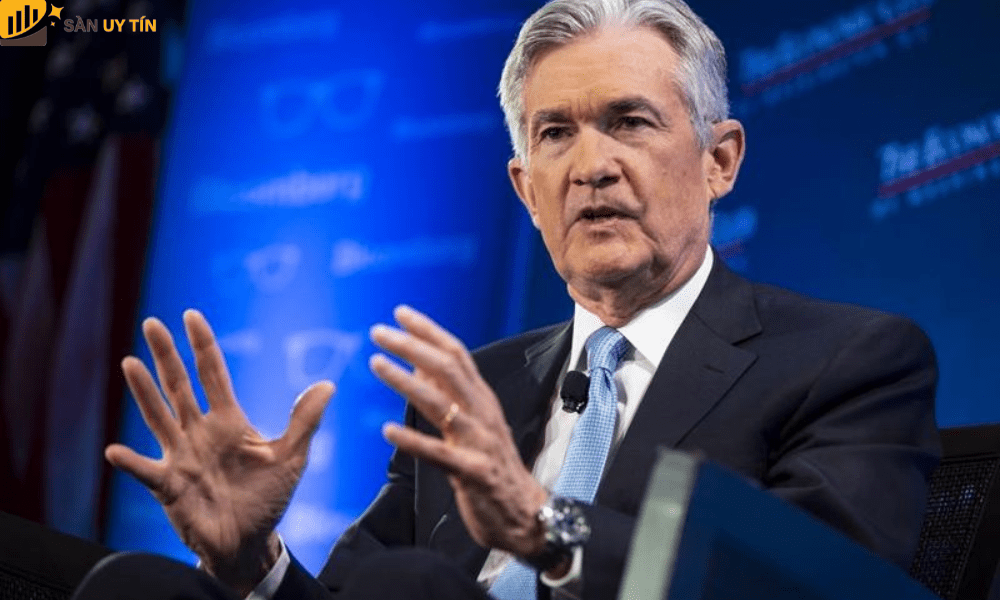 Chủ tịch Fed Jerome Powell cam kết đưa lạm phát trở lại mục tiêu 2%