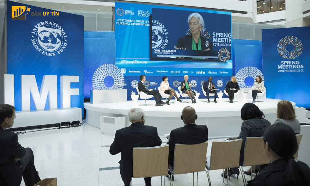 IMF nhấn mạnh rằng: "Ưu tiên của các Ngân Hàng Trung Ương là kiểm soát lạm phát"