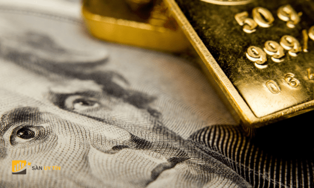 Giá vàng tăng cao trong khi Đô la Mỹ giảm hơn 6% giá trị