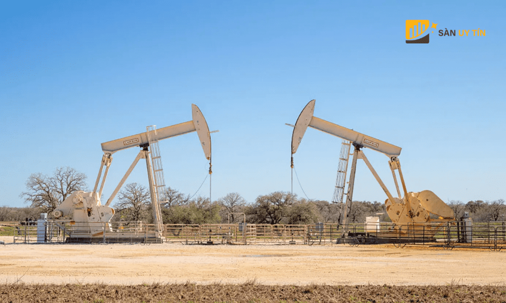 Cac gian bom dau dang hoat dong tren mot canh dong vao ngay 11 thang 3 nam 2026 tai Gillett