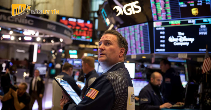 Các nhà giao dịch làm việc trên sàn chứng khoán Mỹ khi thị trường phản ứng trước những biến động kinh tế và năng lượng toàn cầu.