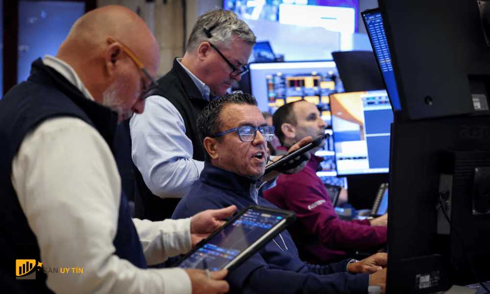 Cac nha giao dich lam viec tren san giao dich chung khoan New York NYSE