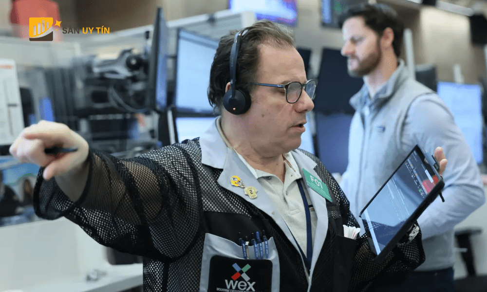 Cac nha giao dich lam viec tren san giao dich chung khoan New York trong phien giao dich buoi sang