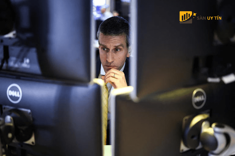 Gia co phieu tuong lai giam trong khi gia dau tang truoc them mot tuan giao dich moi