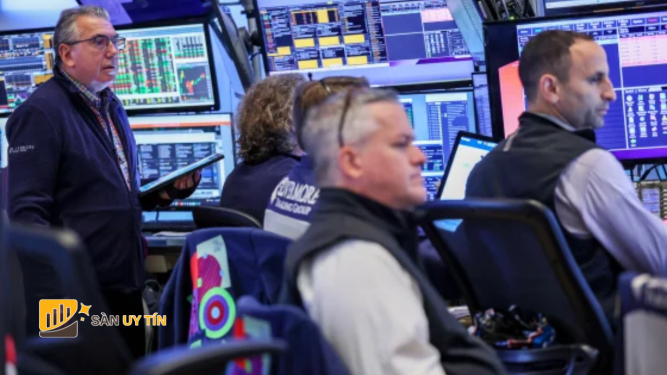 S&P 500 lập kỷ lục mới, hợp đồng tương lai giảm khi căng thẳng Iran leo thang